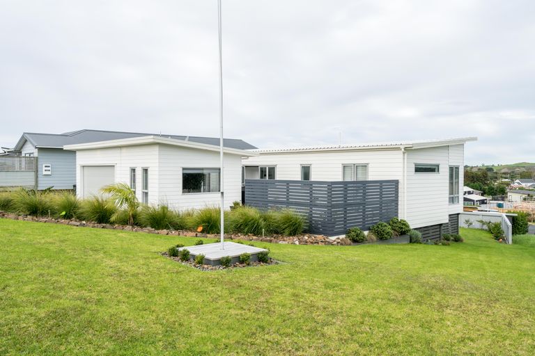 Photo of property in 15 Weka Street, Mangawhai, 0505