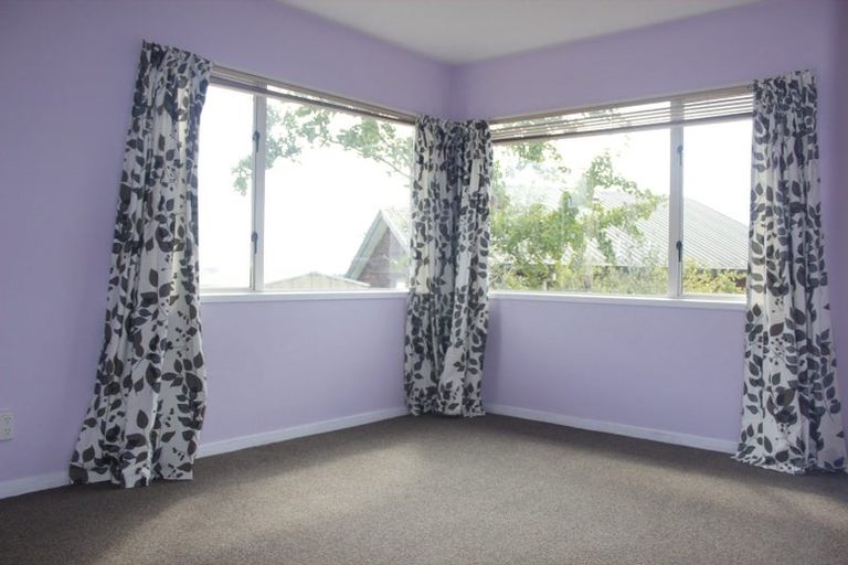 Photo of property in 1/32a Bronzewing Terrace, Unsworth Heights, Auckland, 0632