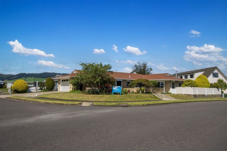 Photo of property in 2 Aitchison Place, Levin, 5510