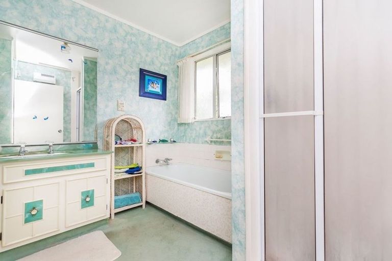 Photo of property in 1 Zande Terrace, Tawa, Wellington, 5028