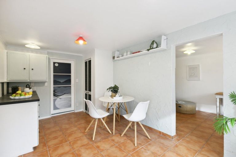 Photo of property in 140 Akaroa Drive, Maupuia, Wellington, 6022