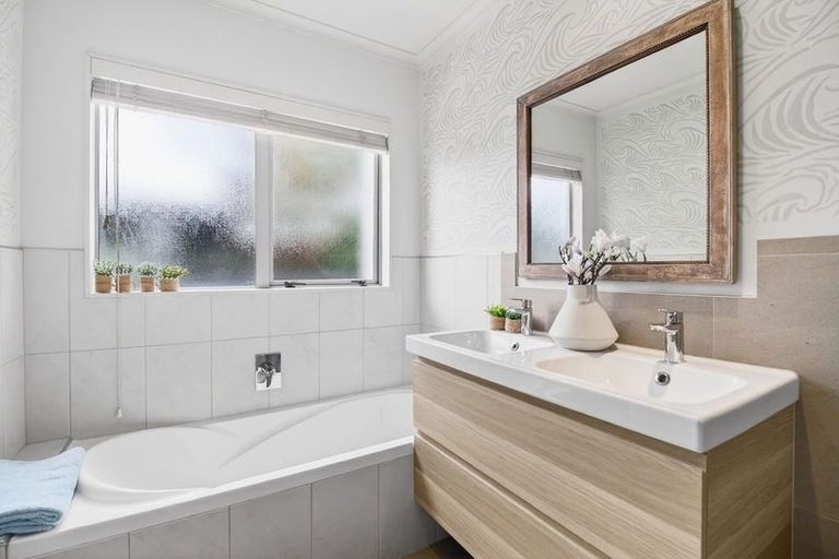 Photo of property in 48 Aurea Avenue, Pakuranga, Auckland, 2010