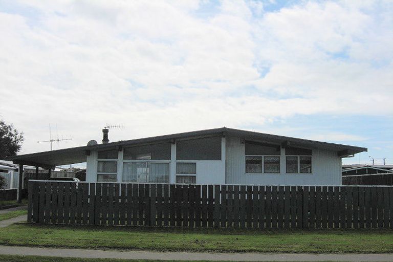 Photo of property in 37 Tongariro Street, Castlecliff, Whanganui, 4501