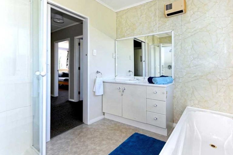 Photo of property in 16 Renfrew Street, Upper Riccarton, Christchurch, 8041