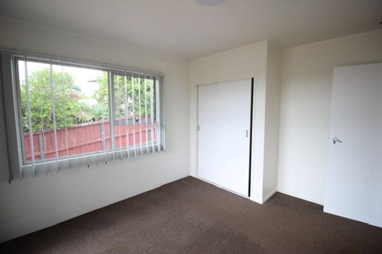 Photo of property in 2/587 Glenfield Road, Totara Vale, Auckland, 0629