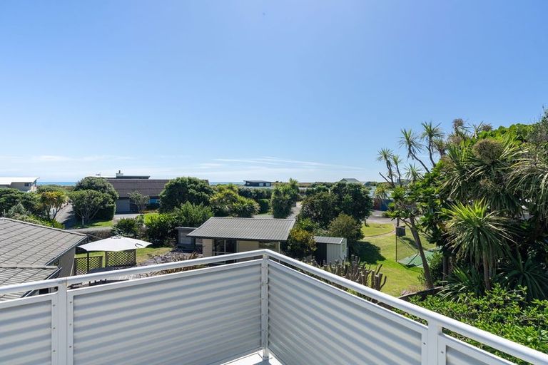 Photo of property in 18 Marram Way, Peka Peka, Waikanae, 5391