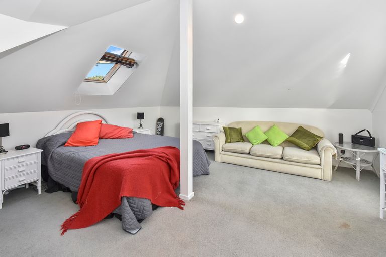 Photo of property in 2/11 The Rosebowl, Sunnyhills, Auckland, 2010