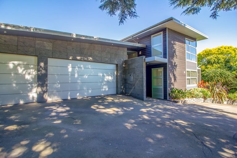 Photo of property in 62 Dyers Pass Road, Cashmere, Christchurch, 8022