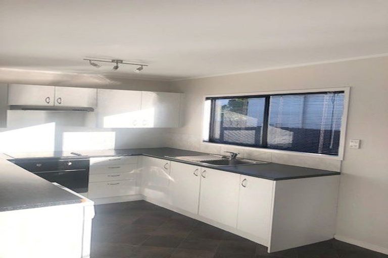 Photo of property in 2/25 Melleray Place, Randwick Park, Auckland, 2105