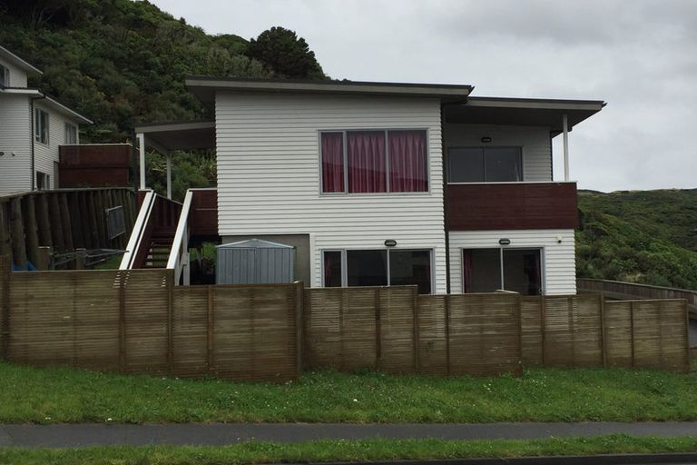 Photo of property in 23 Tamworth Crescent, Newlands, Wellington, 6037
