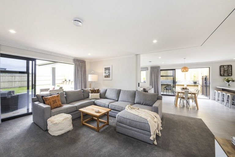 Photo of property in 49 Vaucluse Heights, Fitzherbert, Palmerston North, 4410