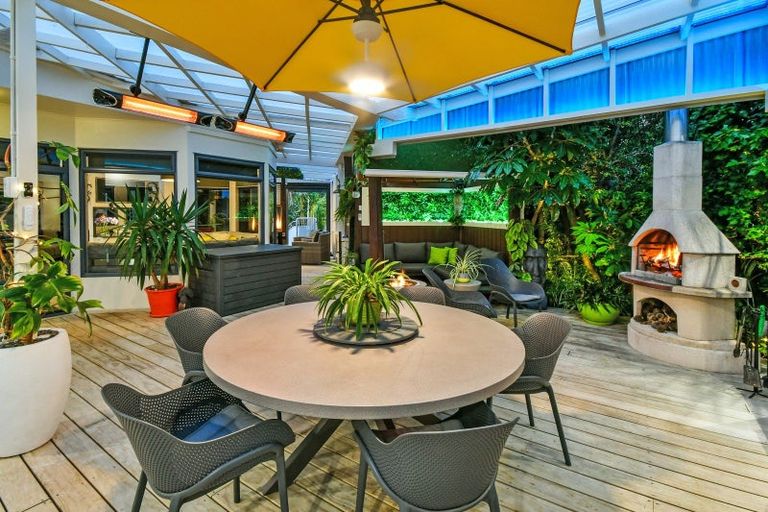 Photo of property in 6 Ribbonwood Crescent, Goodwood Heights, Auckland, 2105