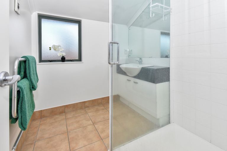 Photo of property in 2/11 The Rosebowl, Sunnyhills, Auckland, 2010