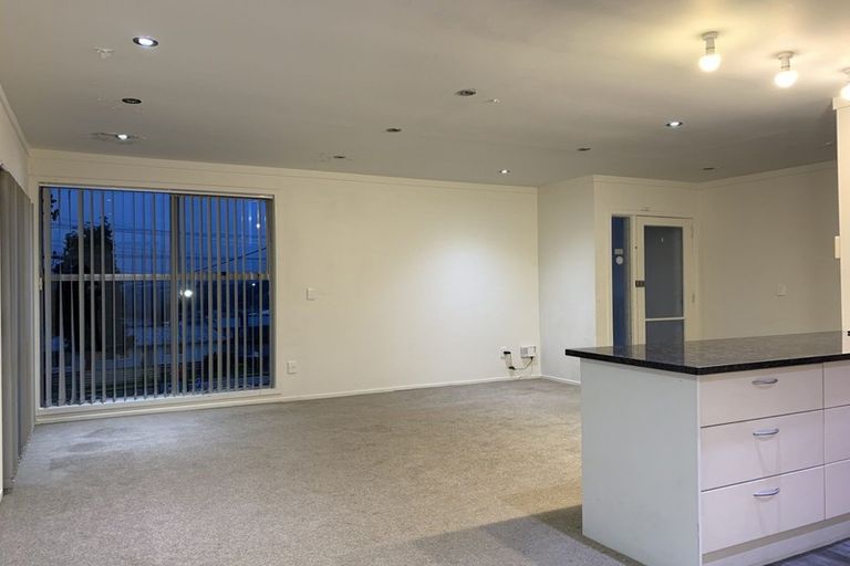 Photo of property in 2 Doone Place, Massey, Auckland, 0614