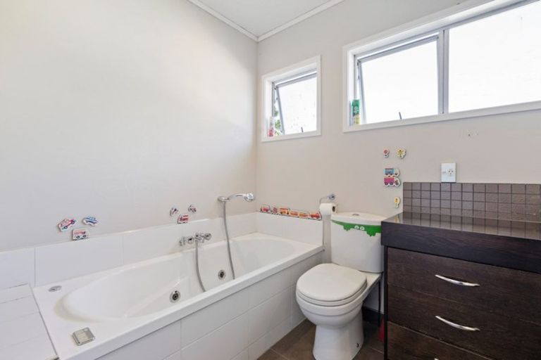Photo of property in 12 Dunraven Place, Torbay, Auckland, 0630