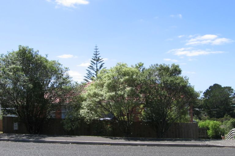 Photo of property in 2/145 Rangatira Road, Beach Haven, Auckland, 0626