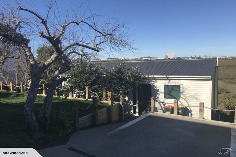 Photo of property in 116 Tiroroa Avenue, Te Atatu South, Auckland, 0610