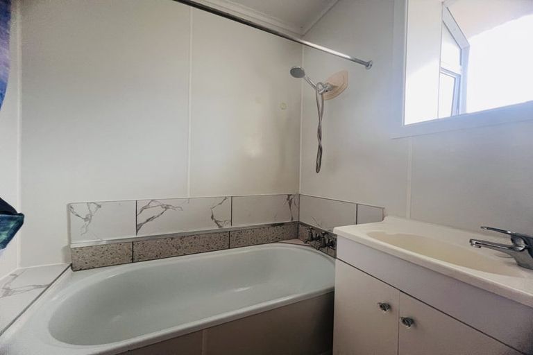 Photo of property in 1b Barron Drive, Green Bay, Auckland, 0604