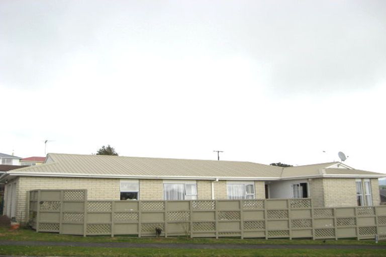 Photo of property in 24 York Crescent, Westown, New Plymouth, 4310