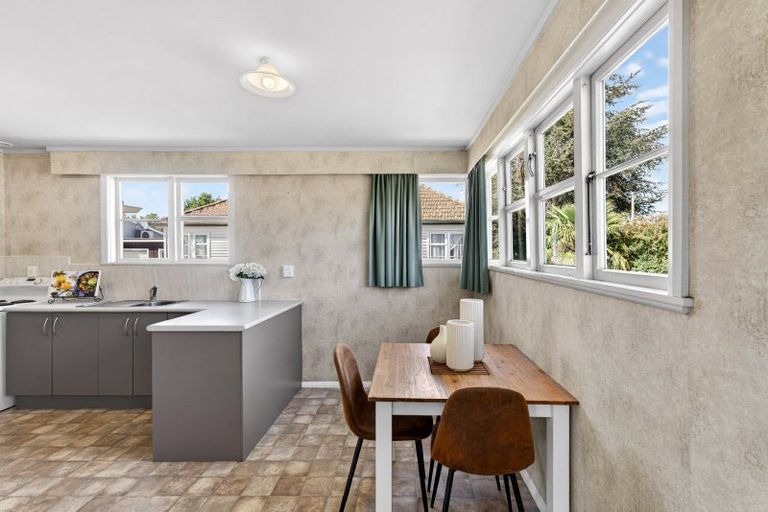 Photo of property in 4 Russell Road, Marewa, Napier, 4110