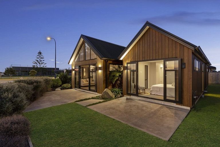 Photo of property in 2 Harding Drive, Papamoa Beach, Papamoa, 3118