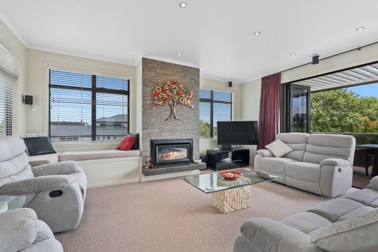 Photo of property in 16 Fred Carr Place, One Tree Point, 0118