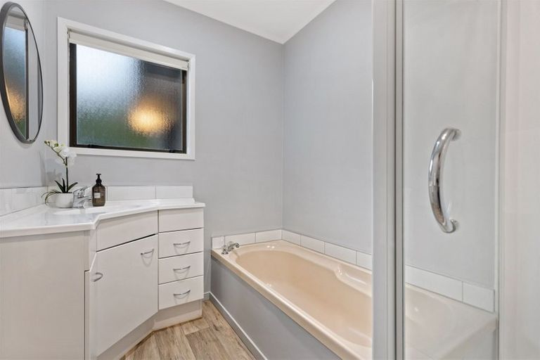 Photo of property in 15a Bridge Avenue, Te Atatu South, Auckland, 0610