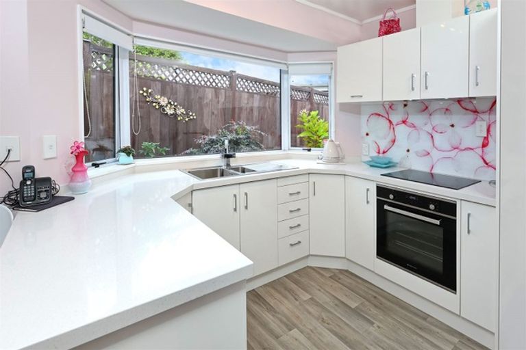 Photo of property in 2/100 Rhinevale Close, Henderson, Auckland, 0612