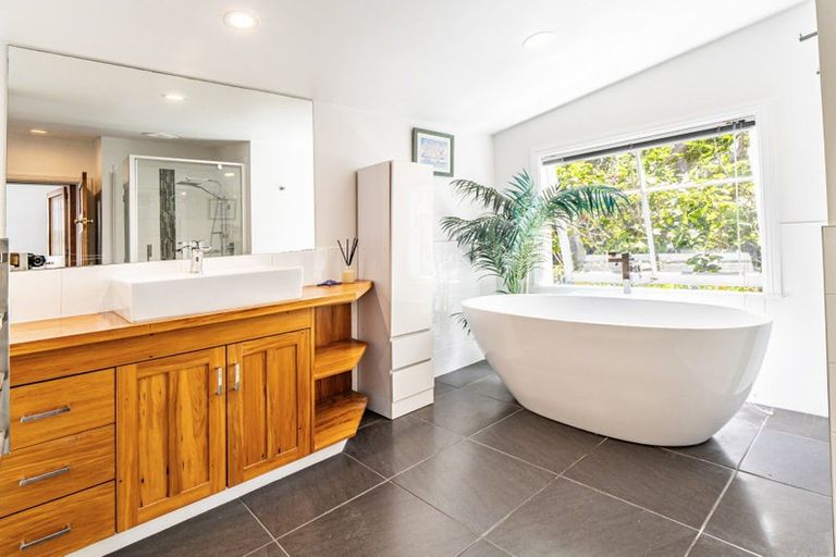 Photo of property in 38 Waiwaka Terrace, Strandon, New Plymouth, 4312