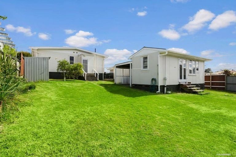 Photo of property in 33 Eastglen Road, Glen Eden, Auckland, 0602