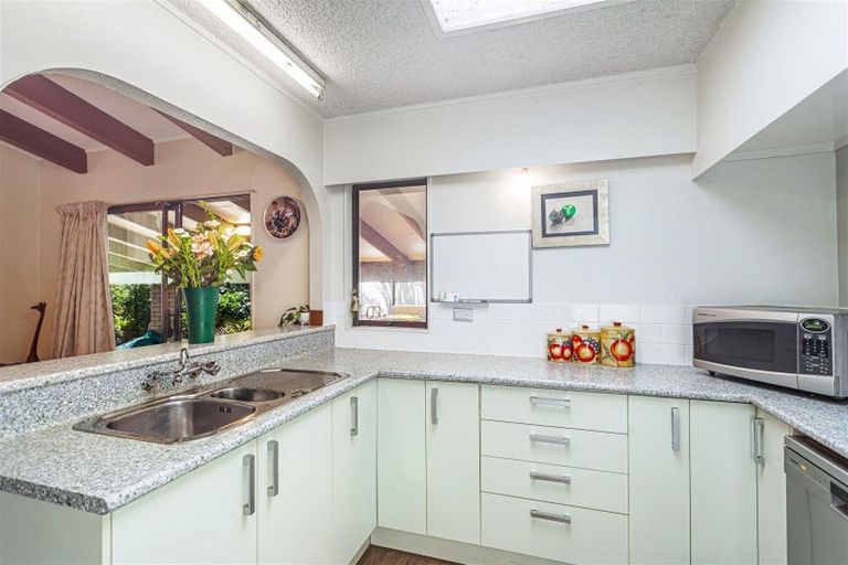 Photo of property in 13 Surf Road, Stanmore Bay, Whangaparaoa, 0932