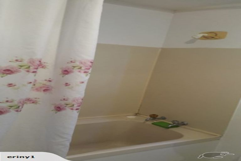 Photo of property in 2/523 Glenfield Road, Glenfield, Auckland, 0629