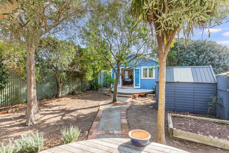 Photo of property in 27 Hinau Street, Eastbourne, Lower Hutt, 5013