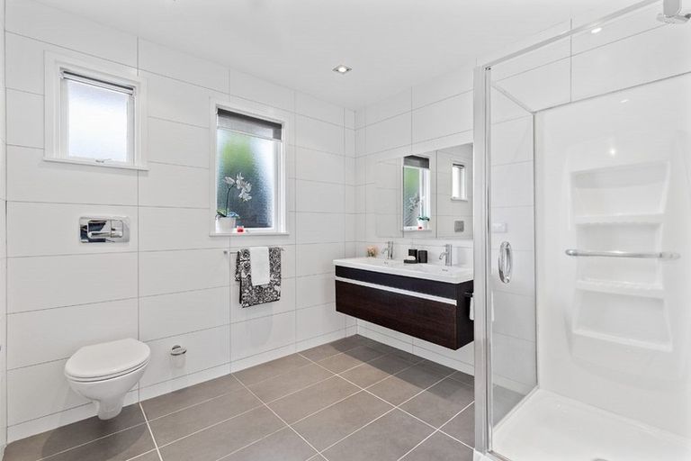 Photo of property in 16 Weatherly Road, Torbay, Auckland, 0630