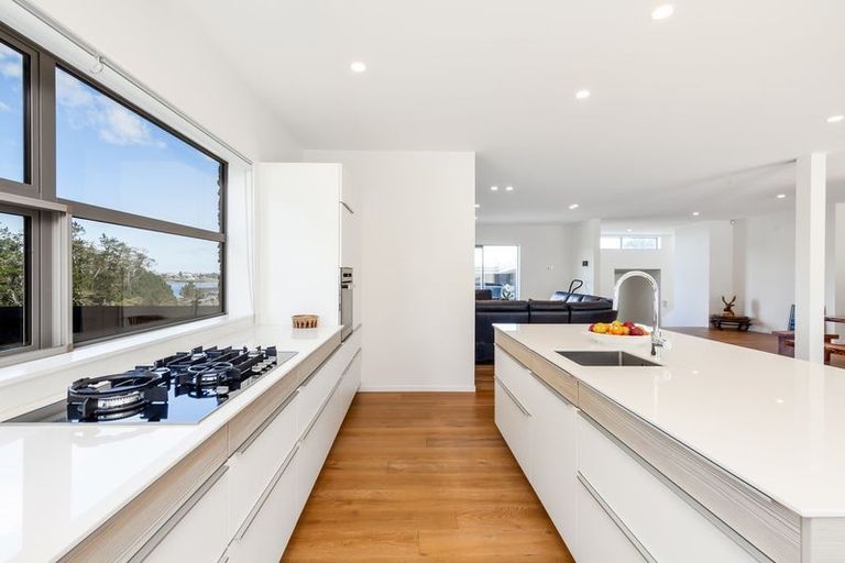 Photo of property in 42 Merewhira Road, Paremoremo, Albany, 0793