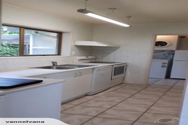 Photo of property in 2/16 Malters Place, Browns Bay, Auckland, 0630