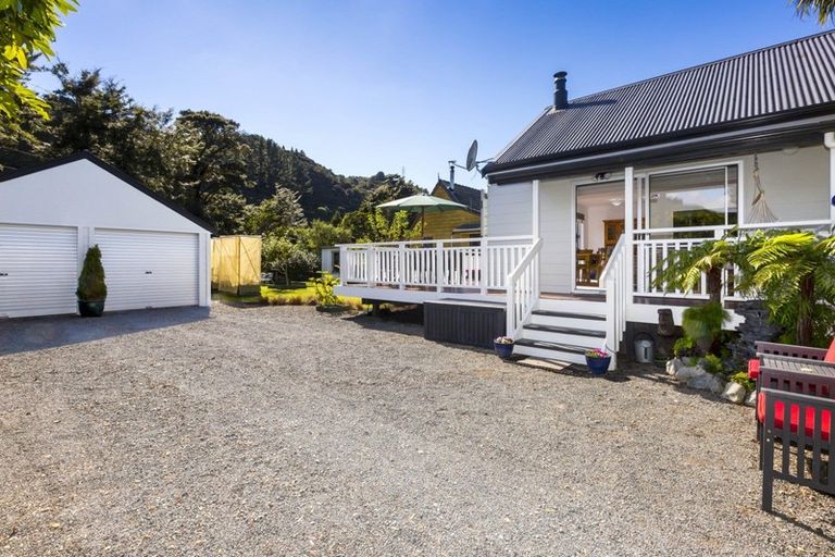 Photo of property in 81 Gemstone Drive, Birchville, Upper Hutt, 5018