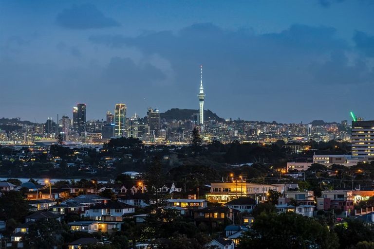 Photo of property in 17a Parr Terrace, Castor Bay, Auckland, 0620