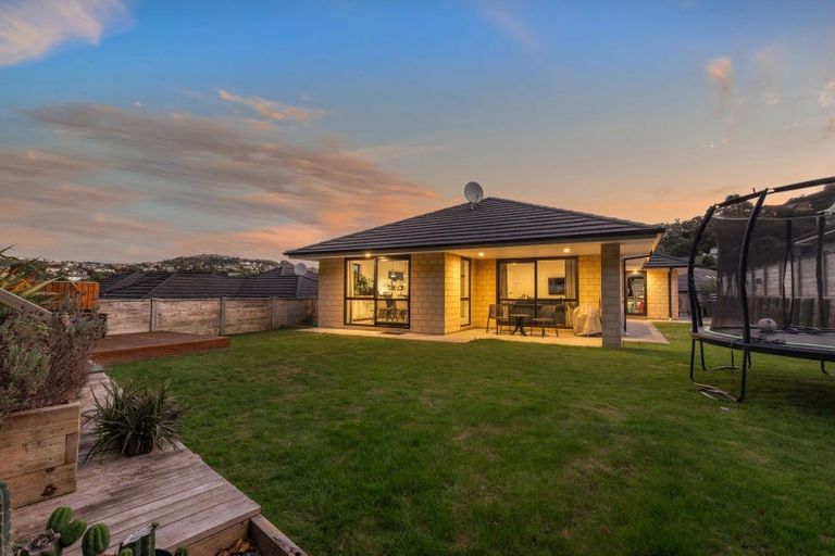 Photo of property in 28 Mooring Close, Whitby, Porirua, 5024