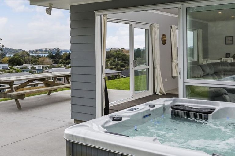 Photo of property in 12 Kuaka Crescent, Mangawhai, 0505