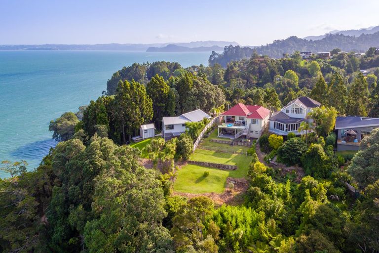 Photo of property in 32 Arama Avenue, Titirangi, Auckland, 0604