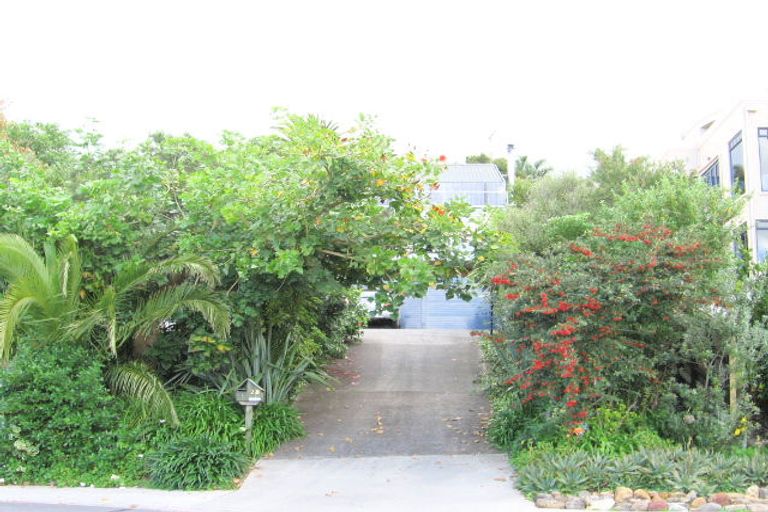 Photo of property in 28 Chelverton Terrace, Red Beach, 0932