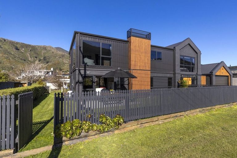 Photo of property in 15 Beach Road, Waikawa, Picton, 7220