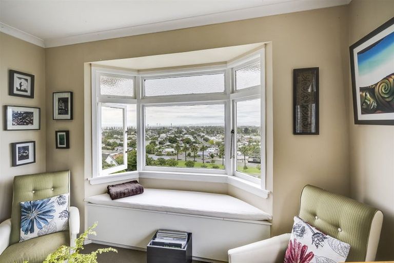 Photo of property in 4 Oliver Road, Hospital Hill, Napier, 4110