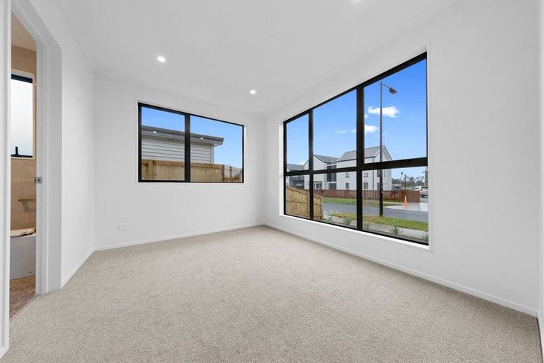 Photo of property in 17 Cara Avenue, Kumeu, 0810