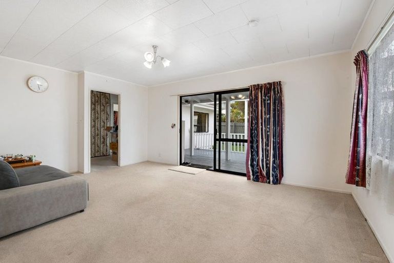 Photo of property in 1/22 Leiden Place, Totara Vale, Auckland, 0629