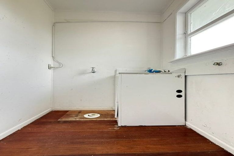 Photo of property in 52 Seymour Road, Sunnyvale, Auckland, 0612