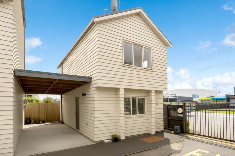 Photo of property in 1/51 Henderson Valley Road, Henderson, Auckland, 0612