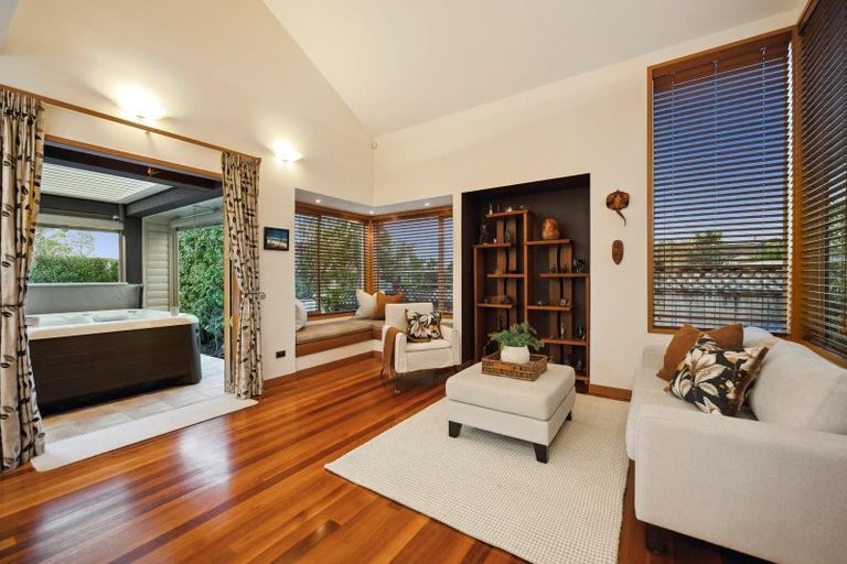 Photo of property in 2/114 Aberdeen Road, Campbells Bay, Auckland, 0620