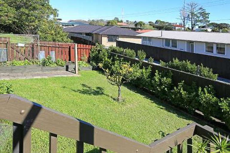 Photo of property in 2a Taipari Road, Te Atatu Peninsula, Auckland, 0610